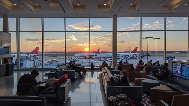 March spring break hotel and airport travel planning March airport travel for spring break, students and family hotel stays